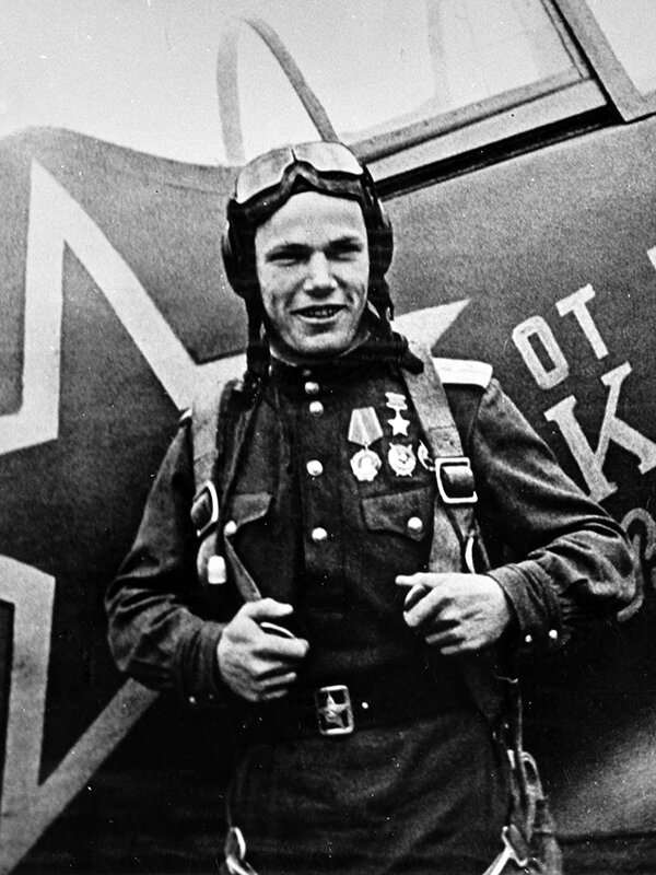 Иван Кожедуб.  На его счёте: 330 боевых вылетов, 120 воздушных боёв, 64 сбитых лично  самолёта противника.