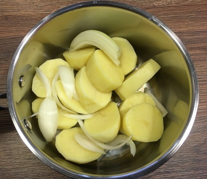 нарезаем картофель и лук