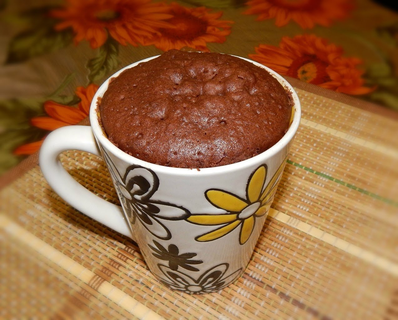 Шоколадный кексик к чаю за десять минут: готовим в чайном бокале в микроволновке