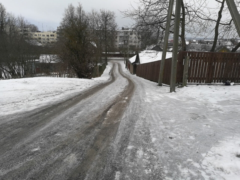 В живую подъем гораздо круче и с глубокой колеей, на парковку машина хоть и пробуксовывала, но заехала без проблем. Спускаться было пострашнее, с обоих сторон заборы и дома.