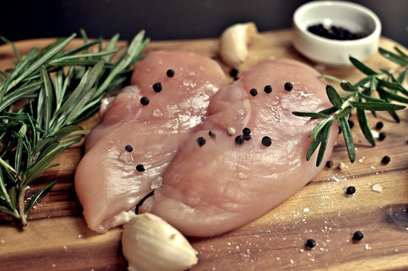 Предварительно вымытые грудки слегка присыпьте солью. Поскольку мясо будет мариноваться в соусе, много соли класть не нужно.