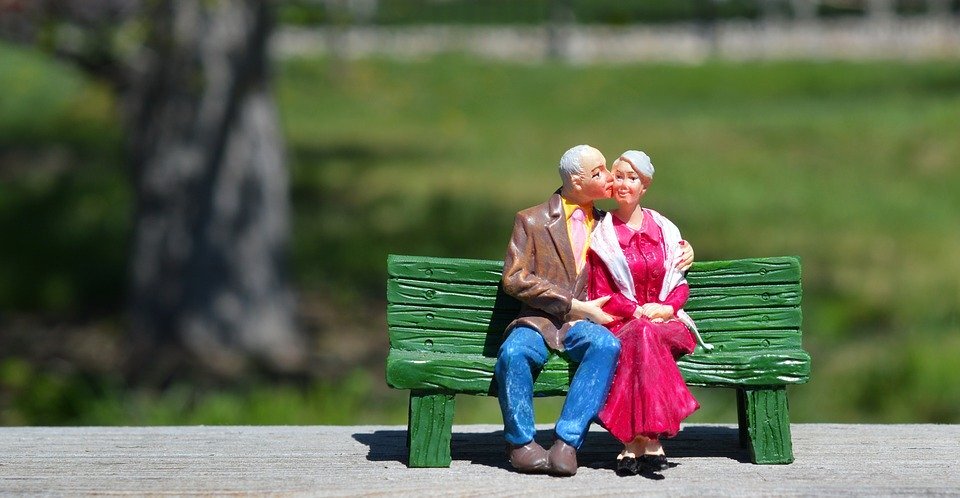 https://cdn.pixabay.com/photo/2017/05/14/22/37/old-couple-2313286_960_720.jpg