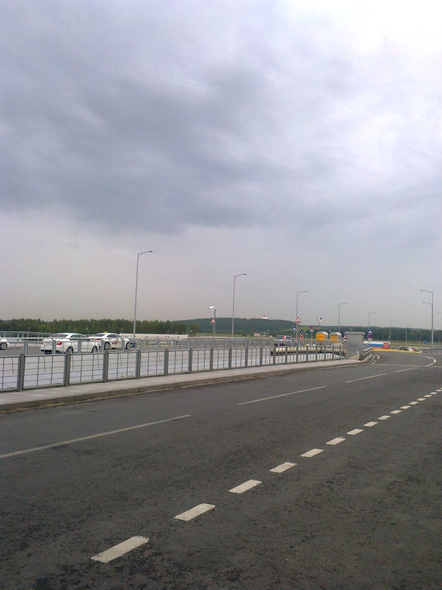 Вдали- Пулковская обсерватория, фото из Пулковского аэропорта