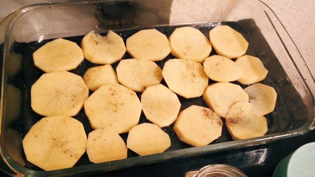 Выкладываем слой картофеля, солим, перчим.
