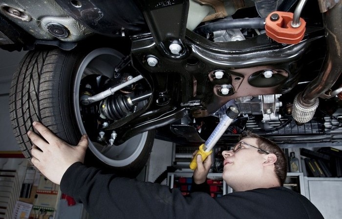  

Регулярно тратиться на диагностику подвески – далеко не то, что хочет делать даже самый ответственный и заботливый автомобилист Однако, как быть, если подвеска уже начала издавать подозрительные шумы. В такой ситуации можно пойти принципиально другим путем и попытаться найти неисправность самостоятельно. Благо, сделать подобное не так уж сложно, во всяком случае если понимаешь, где смотреть и что делать, хотя бы примерно.
