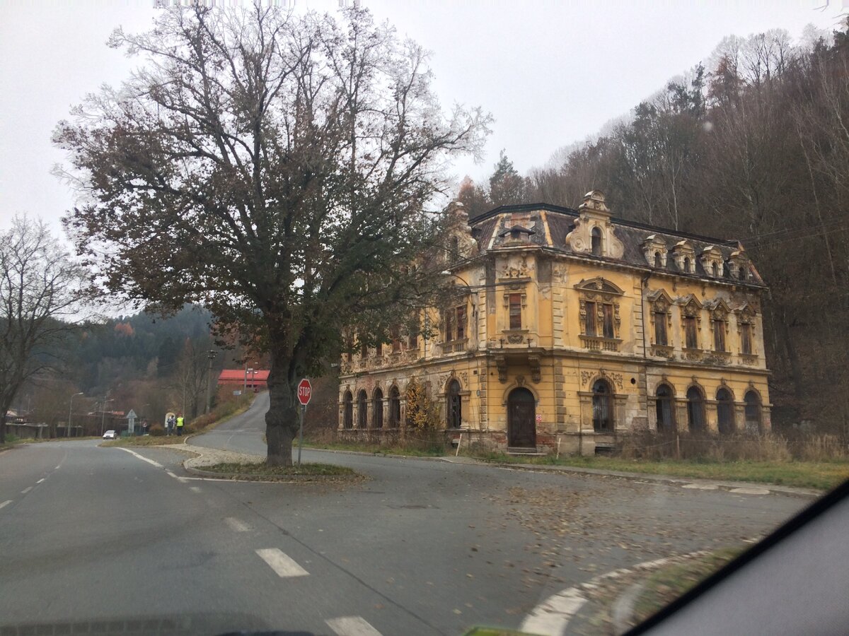 Вот такой, к примеру, заколоченный домик. Не знаю, может он уж лет 50 заколочен. Фото Александры Кудрявцевой