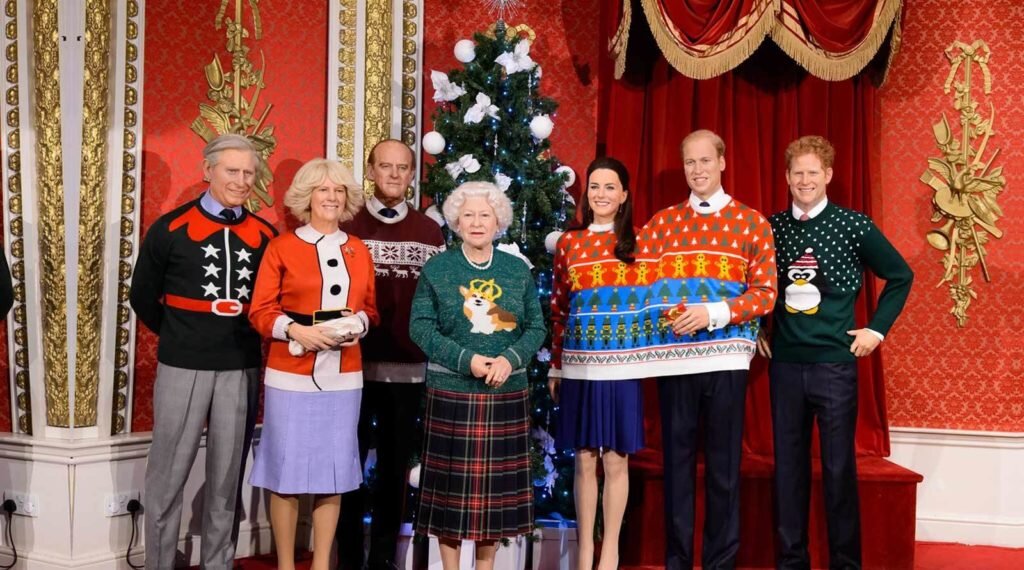Восковые копии королевской семьи в шуточных рождественских свитерах.
