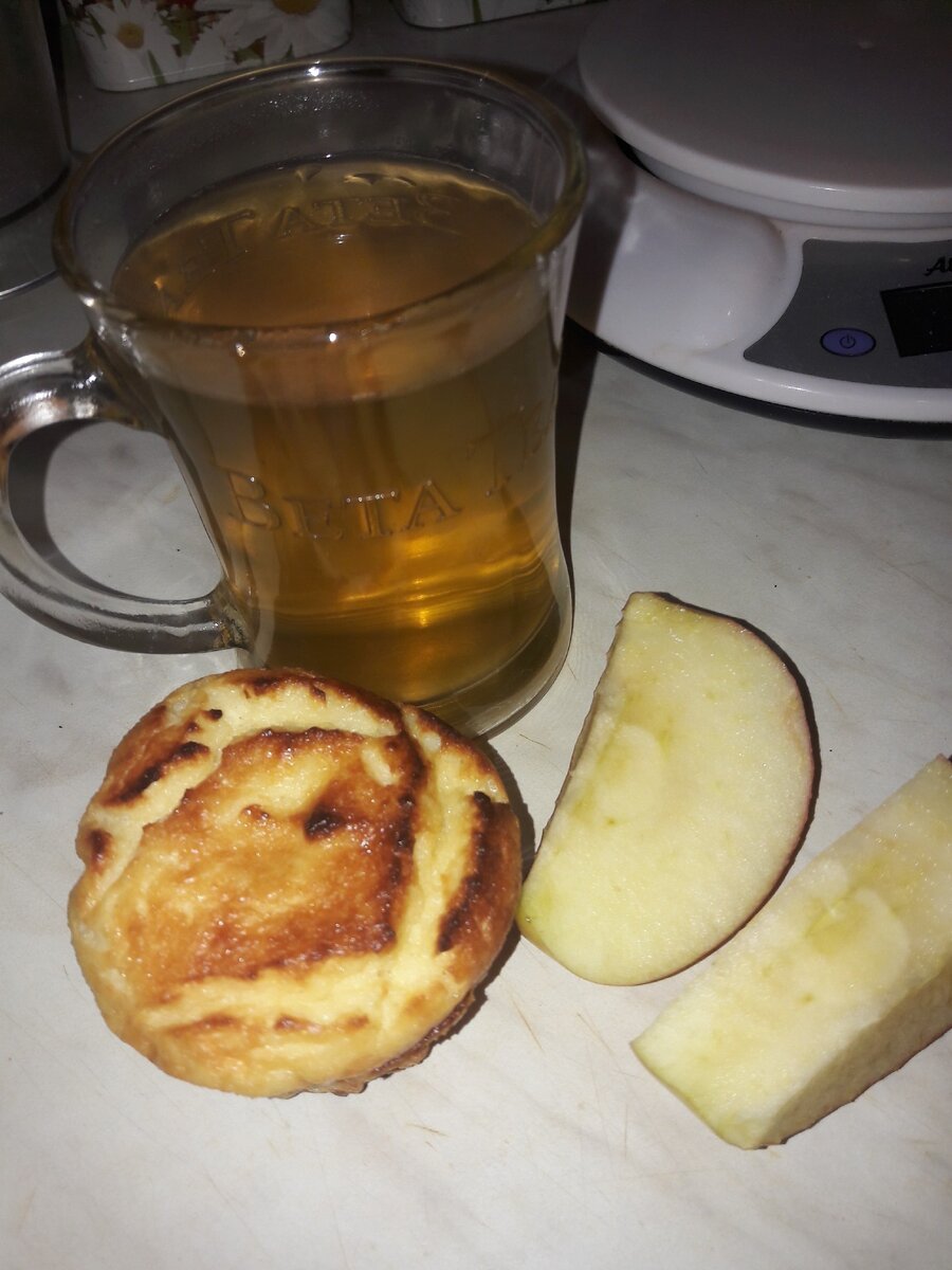 Зеленый чай, сырник, 2 дольки яблока.