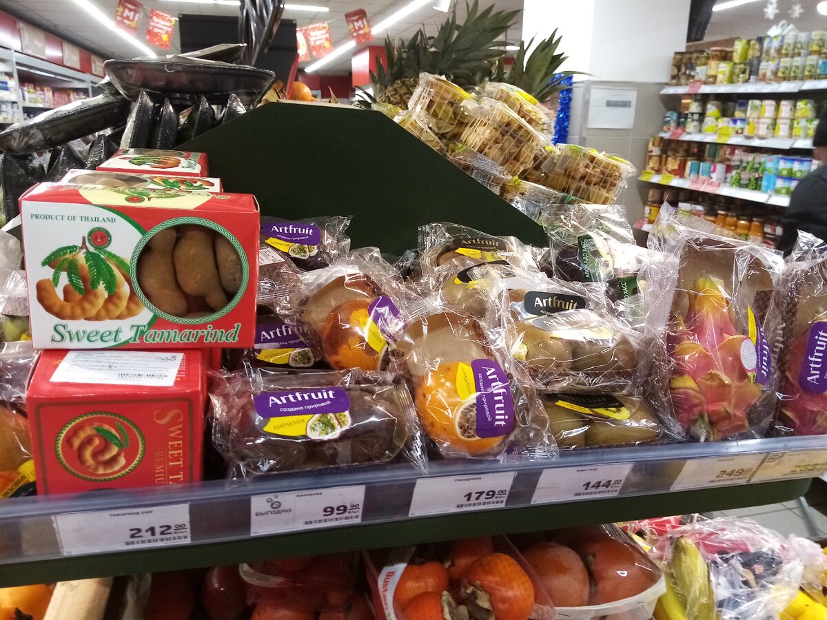  Красная Питахайя справа. Похожа на бутон цветка. Фото автора