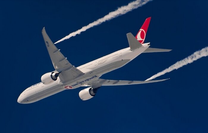  

Мало кто знает, однако самолеты периодически осуществляют сброс топлива прямо во время полета. Узнав такую особенность эксплуатации летающих машин, каждый человек задастся по меньшей мере двумя вопросами. Первый – достигает ли керосин поверхности земли, будучи сброшенным из баков прямо в небе. Второй – зачем вообще самолетам приходится сбрасывать драгоценное горючее. Постараемся ответить на оба этих вопроса.
