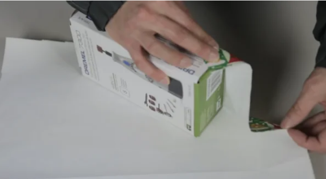 Аккуратно, придерживая пальцами сверху, сгибаем упаковочную бумагу по краю