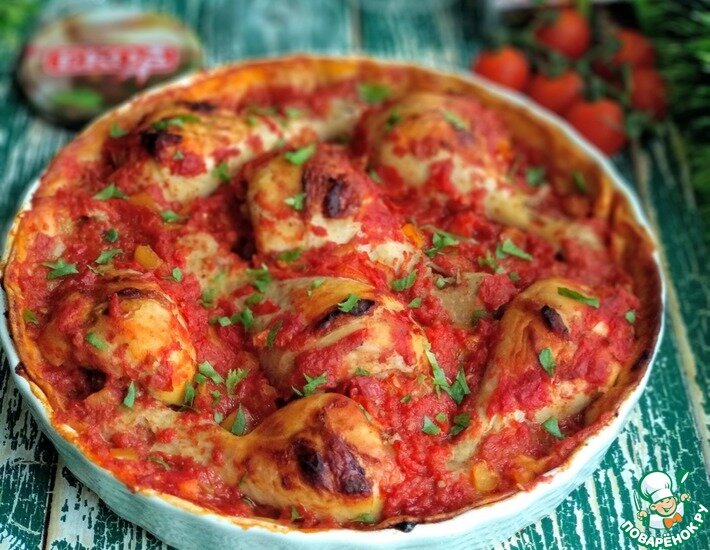 Представляю вашему вниманию сочную, румяную курочку и много вкусного соуса, который приготовлен из маринованных томатов. Получается очень ароматное, вкусное и праздничное блюдо.
