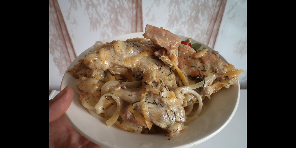 Кусочки кролика обжарил на раст. масле(без запаха),туда же потом добавил тертую морковь,лук полукольцами,лук мы любим,поэтому его не жалел,соль,перец,специи по вкусу,дальше все это обжарил,добавил совсем чуток на дно казана водички,потушил минут 30,а затем залил сметаной и добавил лавровый лист,все это на медленном огне тушил еще минут 30,в конце добавил зелени.