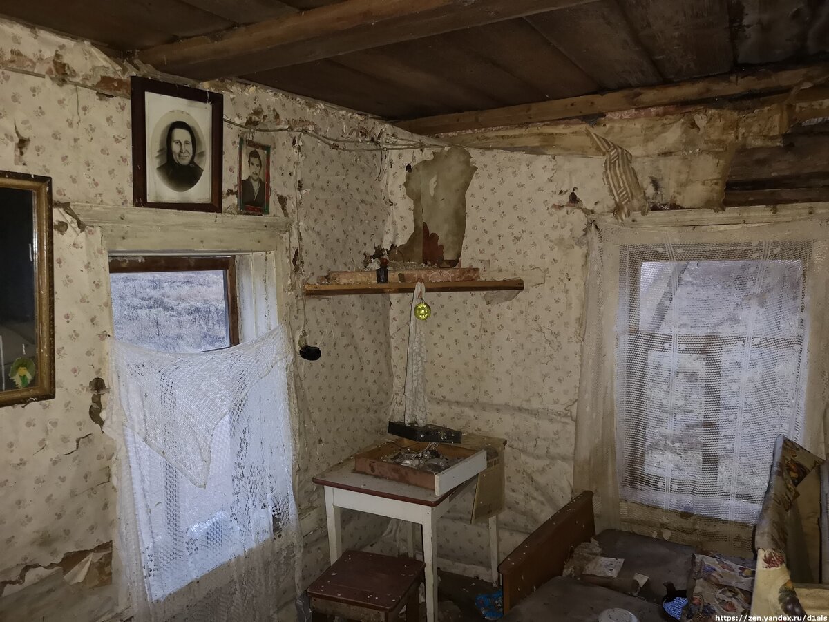 Заглянул в один из многих сотен покинутых домов на Псковщине и стало невыносимо печально....