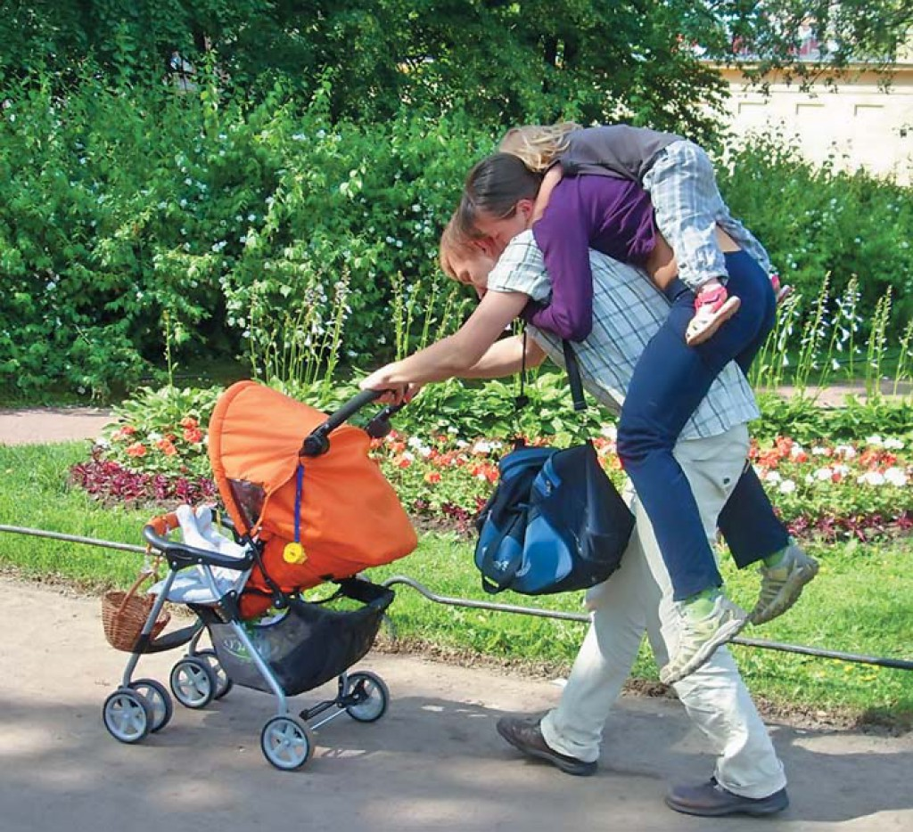 Отец тащить. Уважение к ребенку. Папа детей несет море. Мама тащит ребенка за руку. С папой весело.