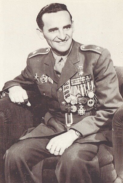 Иосиф Буршик родился 11 сентября 1911 г. в селе Постршеков в районе Домажлице Королевства Богемия, входившего в состав Австро-Венгерской империи в семье рабочего-строителя. По национальности чех. У него было пять братьев и сестёр. Окончив школу в городе Домажлице, поступил в государственное промышленное училища в городе Пльзень, где, как и отец, учился на строителя, окончив два класса.   
В ноябре 1933 г. призван на срочную службу в Чехословацкую армию (ноябрь 1933 - февраль 1936), служил фельдшером 18-го пехотного полка в Пльзени. С 1936 г. работал строительным контролёром в строительной фирме, участвовал в строительстве приграничных укреплений. 
 
В сентябре 1938 г. в ходе второго Судетского кризиса мобилизован, назначен командиром взвода 18-го пехотного полка. Однако армия не вступала в боевые действия, и весной 1939 г. был демобилизован. После захвата Чехии нацистами Буршик был вывезен на принудительные работы в Германию, в Нюрнберг. После драки с немцами он нелегально вернулся в Чехию, а в июле 1939 г. также нелегально перебрался через границу в Польшу. 
 
В августе 1939 г. Буршик вступил в Чехословацкий легион, созданный из эмигрантов — чехов и словаков под Барановичами (Польша). С началом Второй мировой войны в составе зенитного расчёта отражал налёты германской авиации. Согласно воспоминаниям Буршика, «на железнодорожном узле в Кросно мы впервые увидели все ужасы войны в полной мере. Вражеские бомбардировщики уничтожили железнодорожные постройки, паровозное депо, вагоны, гружёные мукой; со столбов свисали оборванные телефонные и электрические провода». 
 
При отступлении легионеры оказались на польской территории, занятой Красной Армией, и 20 сентября 1939 г. были интернированы. До 1942 г. Буршик находился в лагерях для интернированных лиц в Каменец-Подольском, в посёлке Оранки Московской области, в Суздале, а с января 1942 г. — в городе Бузулук Оренбургской области. В это же время там началось формирование 1-го чехословацкого отдельного пехотного батальона из числа чехословацких добровольцев под командованием полковника Людвика Свободы. И. Буршик вступил в батальон одним из первых. 
 
Участник первого сражения батальона — у деревни Соколово Харьковской области на Воронежском фронте с 8 по 12 марта 1943 г. В этом бою во взводе ротмистра Буршика осталось в живых 9 человек, но они удержали свои позиции. 
 
При переформировании батальона в 1-ю отд. чехословацкую пехотную бригаду в её составе был предусмотрен танковый батальон, в котором Буршик был назначен командиром танковой роты. В августе 1943 г. окончил ускоренный курс Тамбовской танковой школы. 
 
С октября 1943 г. воевал на 1-м Украинском фронте. Командир танковой роты И. Буршик особо отличился в боях за столицу Украинской ССР — город Киев. 5 ноября 1943 г. его рота танков Т-34 с автоматчиками наступали вдоль Житомирского шоссе и к 16 часам вышла к заводу «Большевик». Танки «Соколово», «Яношик» и «Лидице» обошли завод. За передними танками шла «тридцатьчетвёрка» И. Буршика — «Жижка». 
 
Перед самым заводом к «Жижке» подбежали две девушки и сообщили, что территория завода занята немецкими войсками, и показали замаскированную огневую позицию батареи противника. Несколькими меткими выстрелами танковых орудий противотанковая батарея врага была уничтожена. 
 
Затем танк «Жижка» командира роты И. Буршика разбил ворота завода, уничтожил вражеский бронетранспортёр с боеприпасами, а танки роты «Лидице», «Яношик» и «Соколово» блокировали завод снаружи, автоматчики ротмистра Бернарда Бражины заняли все заводские объекты. Всего в сражении за Киев И. Буршик уничтожил одно штурмовое орудие «Фердинанд», три орудия, два дзота, два пулемётных гнезда и один транспортёр с командой сапёров и грузом взрывчатки. Кроме того, 11 ноября 1943 г. с отрядом из трёх танков с боем овладел селом Петровка Киевской области, занятое превосходящими силами врага. 
 
Указом Президиума Верховного Совета СССР от 21 декабря 1943 г. «за умелое командование танковой ротой и проявленные мужество и героизм в боях с немецко-фашистскими захватчиками» гражданину Чехословакии подпоручику Буршику Иосифу присвоено звание Героя Советского Союза с вручением ордена Ленина и медали «Золотая Звезда» (№ 1692). 
 
В январе — феврале 1944 г. участвовал в Житомирско-Бердичевской наступательной операции, воевал под Белой Церковью и Жашковом. С февраля 1944 г. — начальник танковых курсов чехословацкой бригады. С марта 1944 г. — командир учебного танкового батальона. В июне 1944 г. был создан 1-й Чехословацкий армейский корпус, тогда же Буршик получил должность командира 2-го танкового батальона. На этой должности он участвовал в Карпатско-Дуклинской, Моравско-Остравской и Пражской операциях, сражался в Словакии и Моравии до полного освобождения Чехословакии от немецких войск. 
 
С сентября 1945 г. — слушатель Военной академии бронетанковых и механизированных войск имени И. В. Сталина (Москва). Однако медицинская комиссия обнаружила у него заражение левого лёгкого туберкулёзом, и он был вынужден прекратить обучение. 
 
В декабре 1945 г. отозван в Чехословакию, с марта 1946 г. — заместитель командира 1-й Чехословацкой танковой бригады по боевой подготовке (г. Высока Мутя). С сентября 1946 года командовал танковыми батальонами, с сентября 1947 г. — заместитель командира 12-й танковой бригады (г. Оломоуц), с апреля 1948 г. — вновь командир батальона там же. 
 
О своих годах, проведённых в СССР, И. Буршик вспоминал: «Во время моего пребывания в СССР, не только я, но и почти все чехи убедились, как велика разница между тем, что проповедовали коммунисты и что они делали на самом деле. Я убедился, что русский человек — не свободный человек, он не хозяин своей судьбы, и что он находится под гнётом, должен выполнять приказы коммунистической партии… В те годы, когда мы, чехословацкие солдаты, жили в Советском Союзе, мы много раз обсуждали политику коммунистов и были единого мнения, что когда вернёмся домой, мы организуем свою экономическую и политическую жизнь по-своему. Свободно и демократично». 
 
11 ноября 1949 г. И. Буршик был арестован по обвинению в антикоммунистической пропаганде. Осуждён 7 марта 1950 г. на 10 лет «за измену Родине». После подачи апелляции срок был увеличен до 14 лет, что для больного туберкулёзом Буршика означало пожизненное заключение. Попав в тюремный госпиталь из-за тяжёлой формы туберкулёза, ему удалось в августе 1950 г. совершить побег и перебраться через границу в Федеративную Республику Германии. Работал в американском фонде для чехословацких беженцев. 
 
В 1955 г. эмигрировал в Великобританию, где прошёл курс лечения, перенёс две операции. По личному пожеланию королевы Елизаветы II Буршику было даровано гражданство Великобритании, от которого он отказался. Оценив этот благородный поступок, королева наделила И. Буршика всеми правами гражданина Соединённого Королевства. Дома оставалась жена и две дочери, которых отпустили на Запад к отцу в 1963 г. 
 
В 1968 г. в знак протеста против ввода войск стран Варшавского договора в Чехословакию он сдал все свои советские награды в советское посольство в Лондоне. В 1969 г. был официально лишён звания Героя Советского Союза и всех наград СССР (чехословацких наград его лишили ещё в 1950 г.). 
 
В 1990 г., после «бархатной революции» в Чехословакии, он вернулся в Прагу, был реабилитирован и произведён в чин генерал-майора Чехословацкой народной армии. 6 мая 1992 г. ему было возвращено звание Героя Советского Союза и все советские ордена. 
 
Умер 30 июня 2002 г. в британском городе Нортгемптоне, где и похоронен.