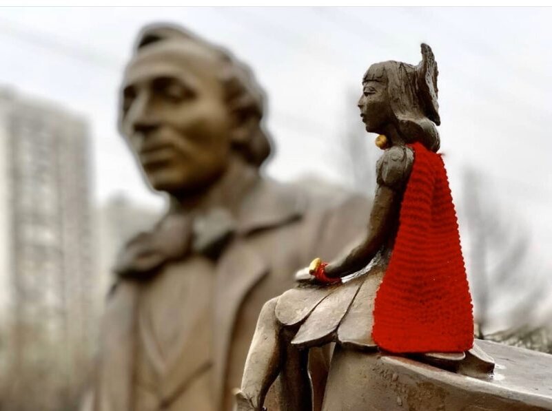 На фото: Дюймовочка, сидящая на шляпе Андерсена. Фото из открытых источников интернета, ссылка внизу поста.