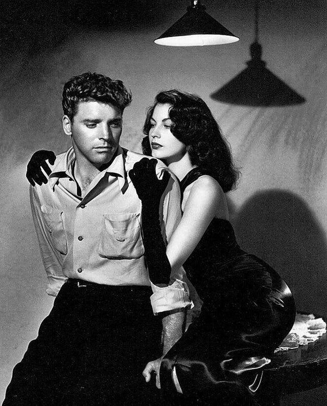 Берт Ланкастер и Ава Гарднер снялись в экранизации 1946 года рассказа Эрнеста Хемингуэя «Убийцы».