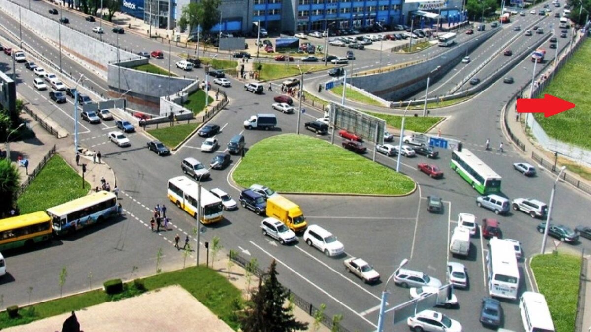 Современный вид. Транспортная развязка. Стрелкой указано где раньше находился автовокзал (Взято с Интернета)