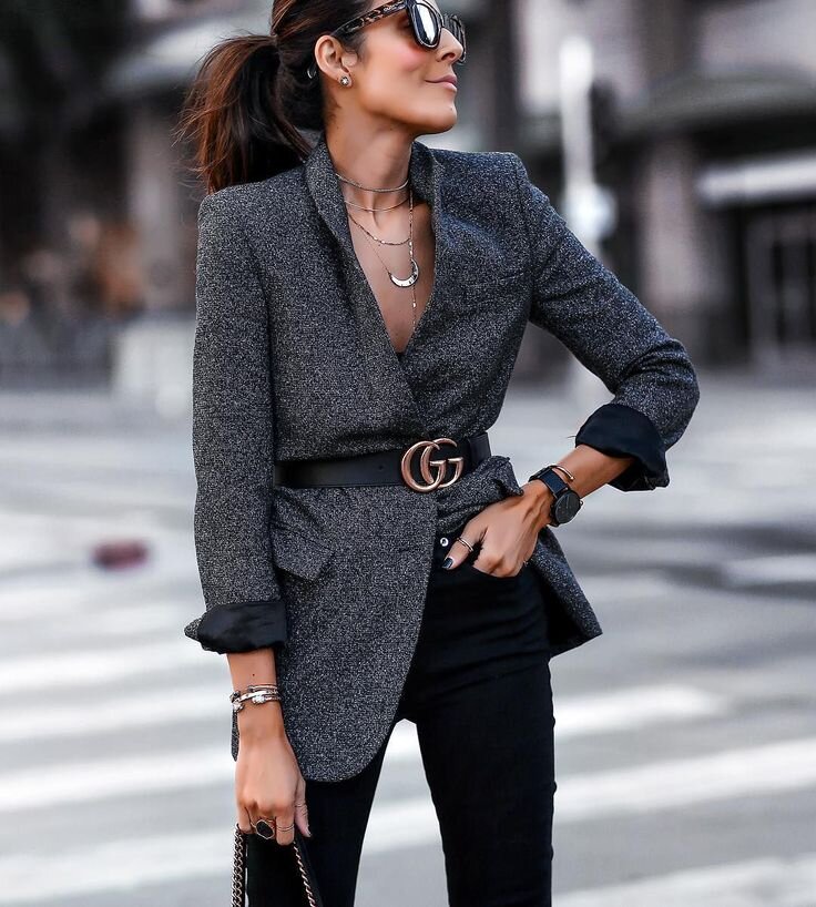 Длинный пиджак с поясом скроет неактуальную посадку