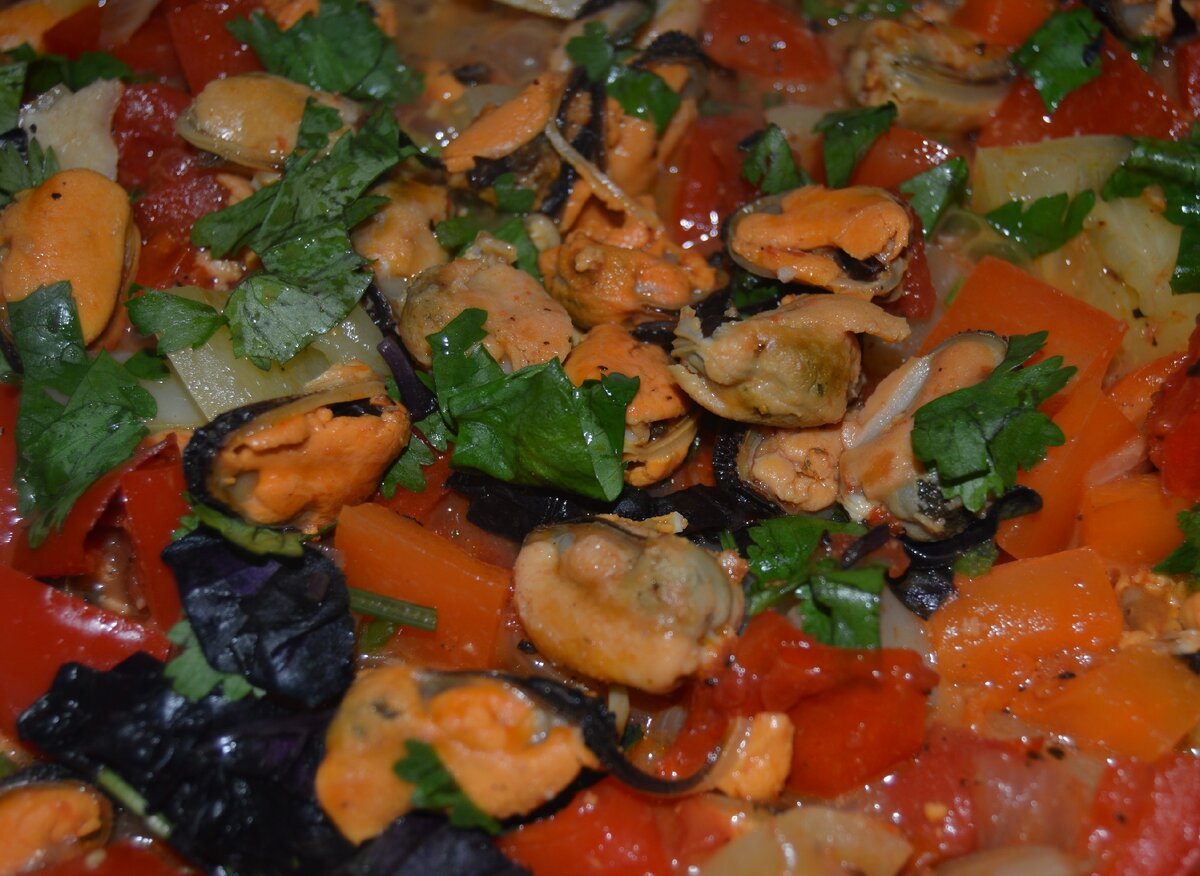 Мидии томленые в белом вине. Юлюдо из морепродуктов. Салат с морепродуктами. Мидии с овощами. Мидии с овощами в винном соусе.