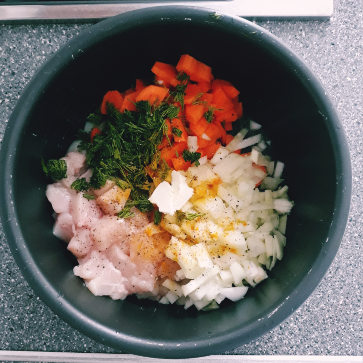 Нарезанные филе, морковь, лук, укроп с солью, чёрным перцем, куркумой, сливочным маслом и водой