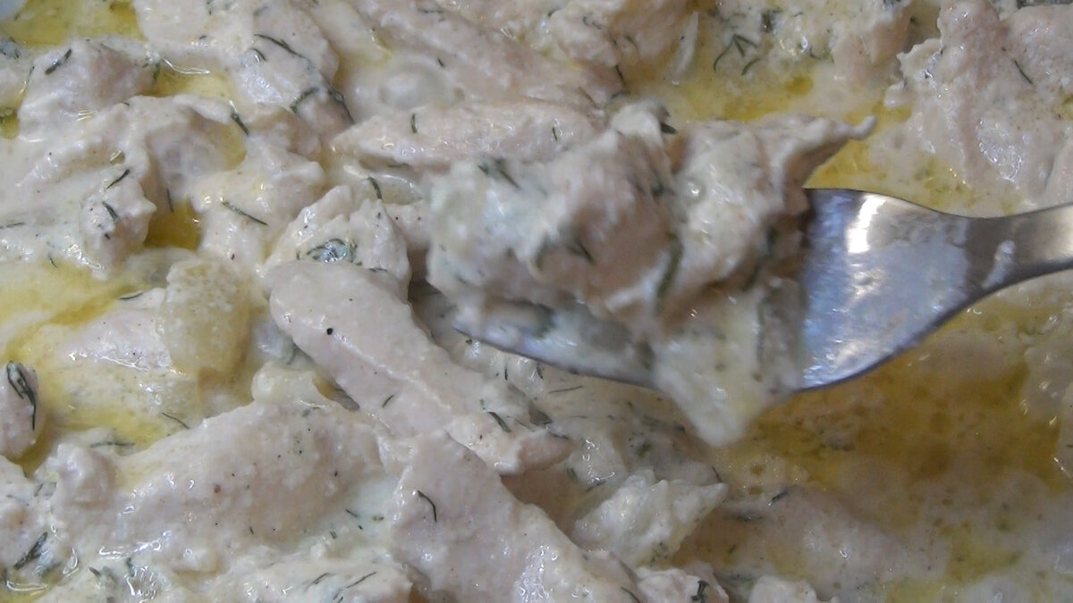  Меньше слов больше дела!  Нам потребуются некоторые продукты а именно: Филе куриное 600г 
Лук репчатый 1шт
Чеснок 4 зубчика
Зелень укроп 30г
Сливки 20%  250ммл
Чили сладкий (соус)
Сыр Пармезан 70г
и хорошее настроение!)  Приступаем!