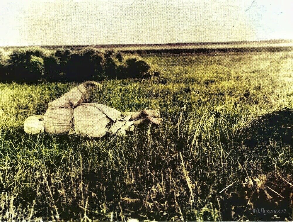 Рязанская деревня. Девушка  катается по окончании жатвы на последней полосе, приговаривая: "Жнива, жнива, отдай мою силу".