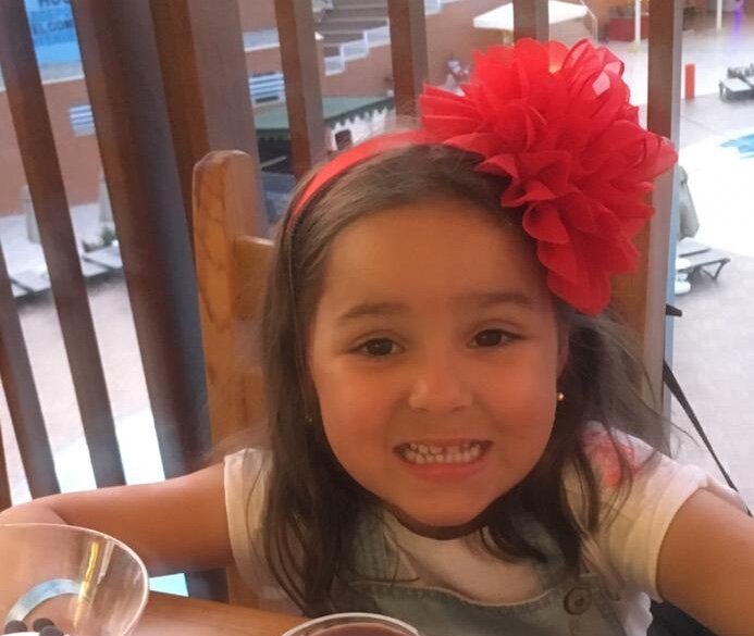 Левый верхний передний зубик под пломбой. Дочка дала её спокойно поставить. Правый передний зубик вот уже третий год под наблюдением: да он не такой ровный и красивый, зато свой и без кариеса, чего тяжело добиться без должного ухода при нашем диагнозе.