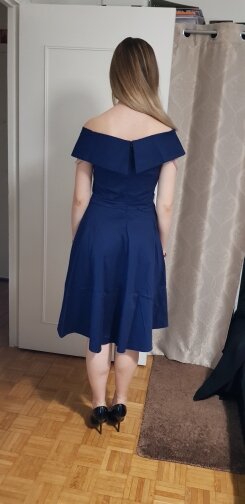 Плотная ткань, юбка хорошо ложится и держит форму. Хорошее качество!