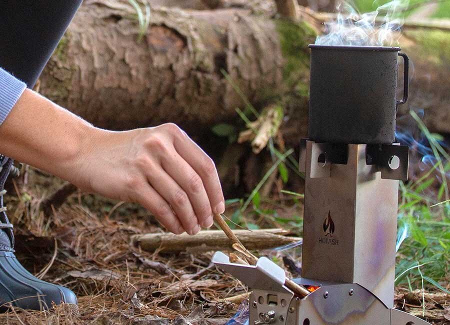 Новая походная мини печка Hot Ash Mini весит всего 450 грамм и включает в себя дымовую трубу и камеру сгорания, изготовленные из листового титана толщиной 0,5 мм.