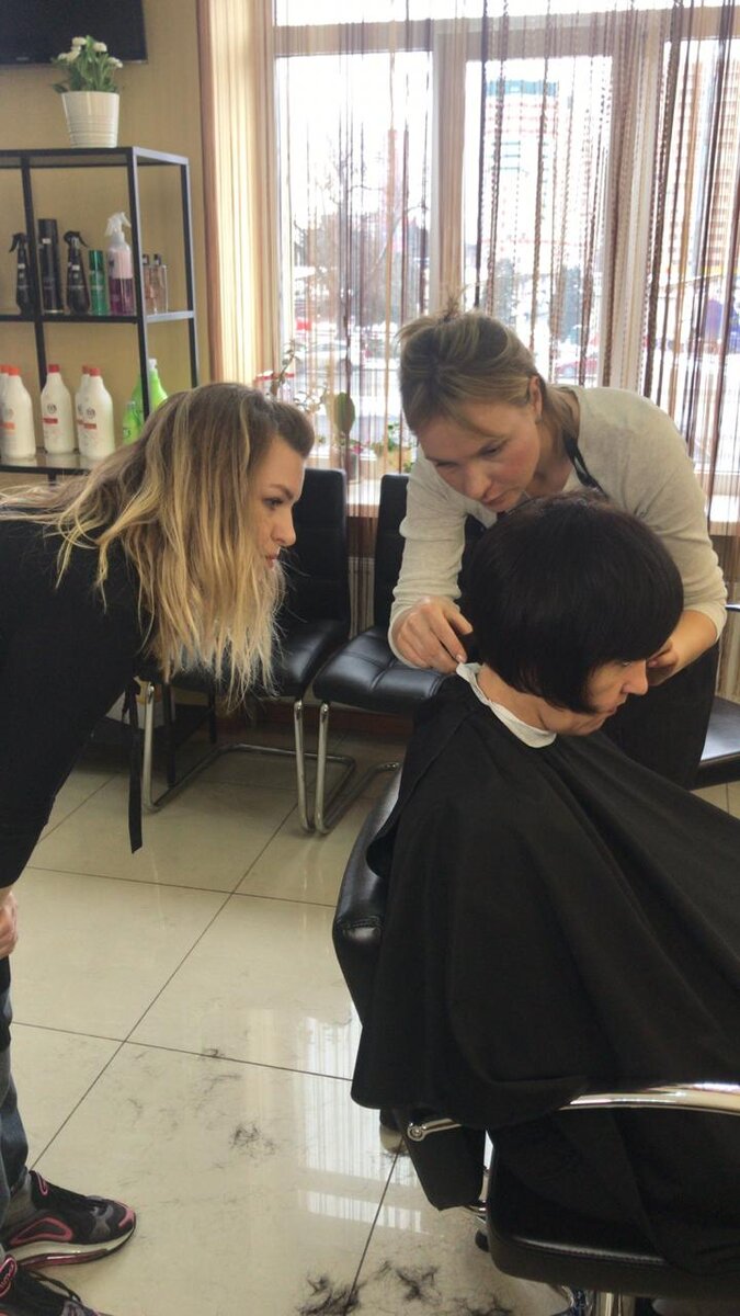 Почему слабеют и выпадают волосы осенью?

🍁В осенней «линьке» виноват никто иной, как женский половой гормон эстроген, вернее, резкое снижение его уровня в крови.🌡

🍁В этот период рост волос замедляется, и они становятся слишком чувствительны к воздействию внешних факторов. Поэтому воздействие низких температур, резкие порывы осеннего ветра, тесные головные уборы «помогают» выпадать и без того ослабленным локонам.

🍁Как же помочь волосам? 
Если у вас потеря локонов не вызвана с внутренними заболеваниями.

🍁Можно посетить своего Парикмахера и сделать стрижку покороче✂.

🍁Чем короче волосы, тем больше они получают питательных веществ из крови и тем меньше подвержены механическим повреждениям.

🍁Очень важно обратить внимание на питание☝. Не каждый продукт имеет питательную ценность – витамины и микроэлементы, необходимые для красивых волос✨.

🍁Запомните: белки, жиры, витамины А, Е, группы В, D3, железо, цинк, магний, фосфор – необходимый набор «полезностей» для стержня и луковицы волоса. Поэтому не забывайте лакомиться фруктами, овощами, морепродуктами и блюдами из нежирного мяса.