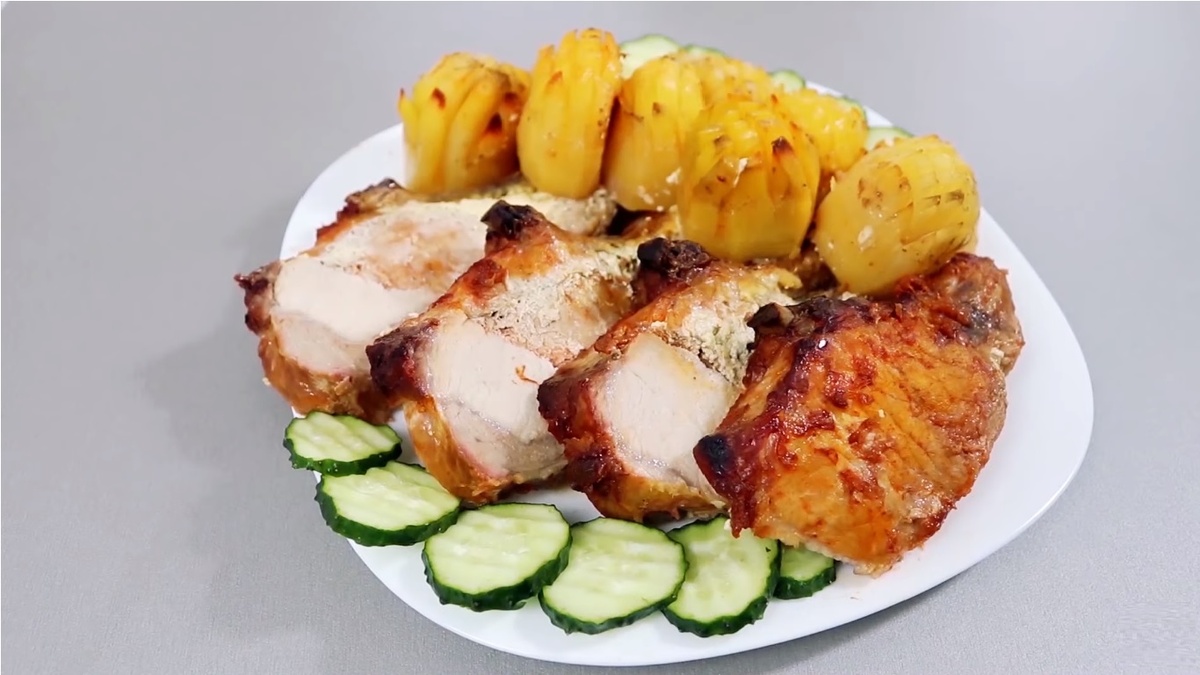 Предлагаю рецепт сочного мяса с ароматной картошкой.