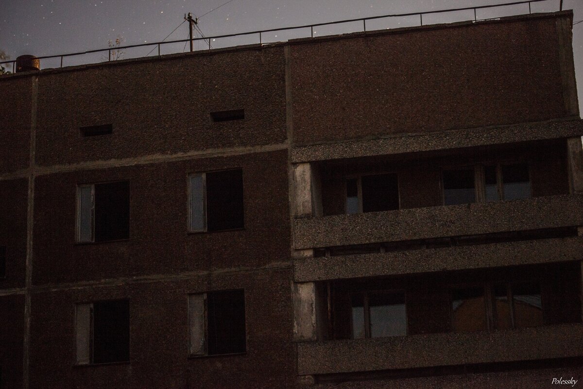 Прогулка по заброшенным домам Припяти ночью: представьте себя в этом городе ночью совсем одного?