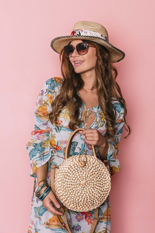 фотография женской круглой плетеной сумки