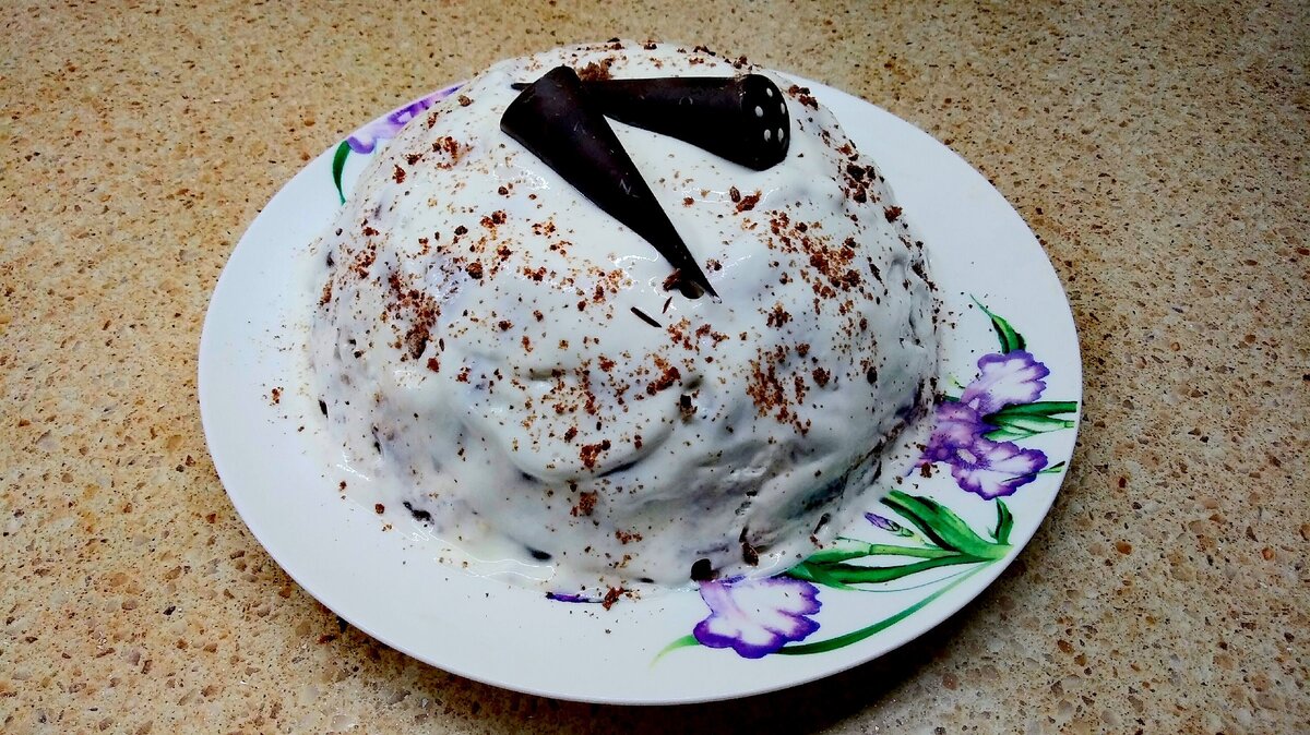 Торт отличается от магазинного только декором.