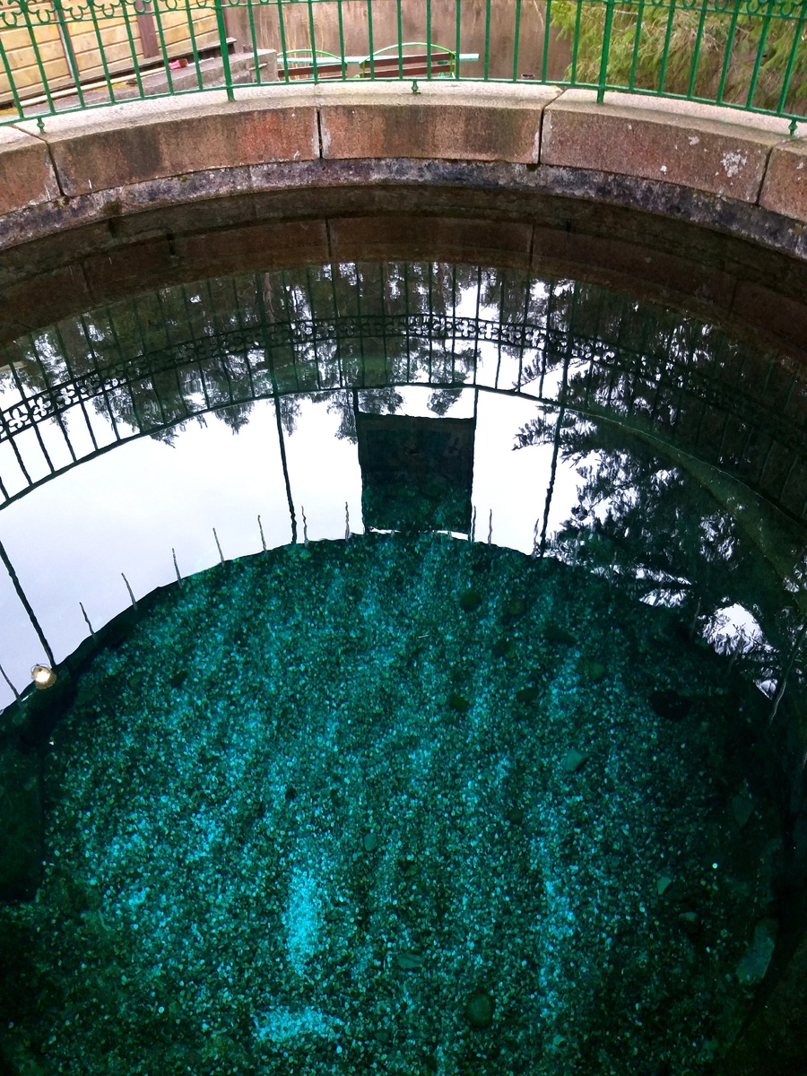 Изумрудное дно колодца