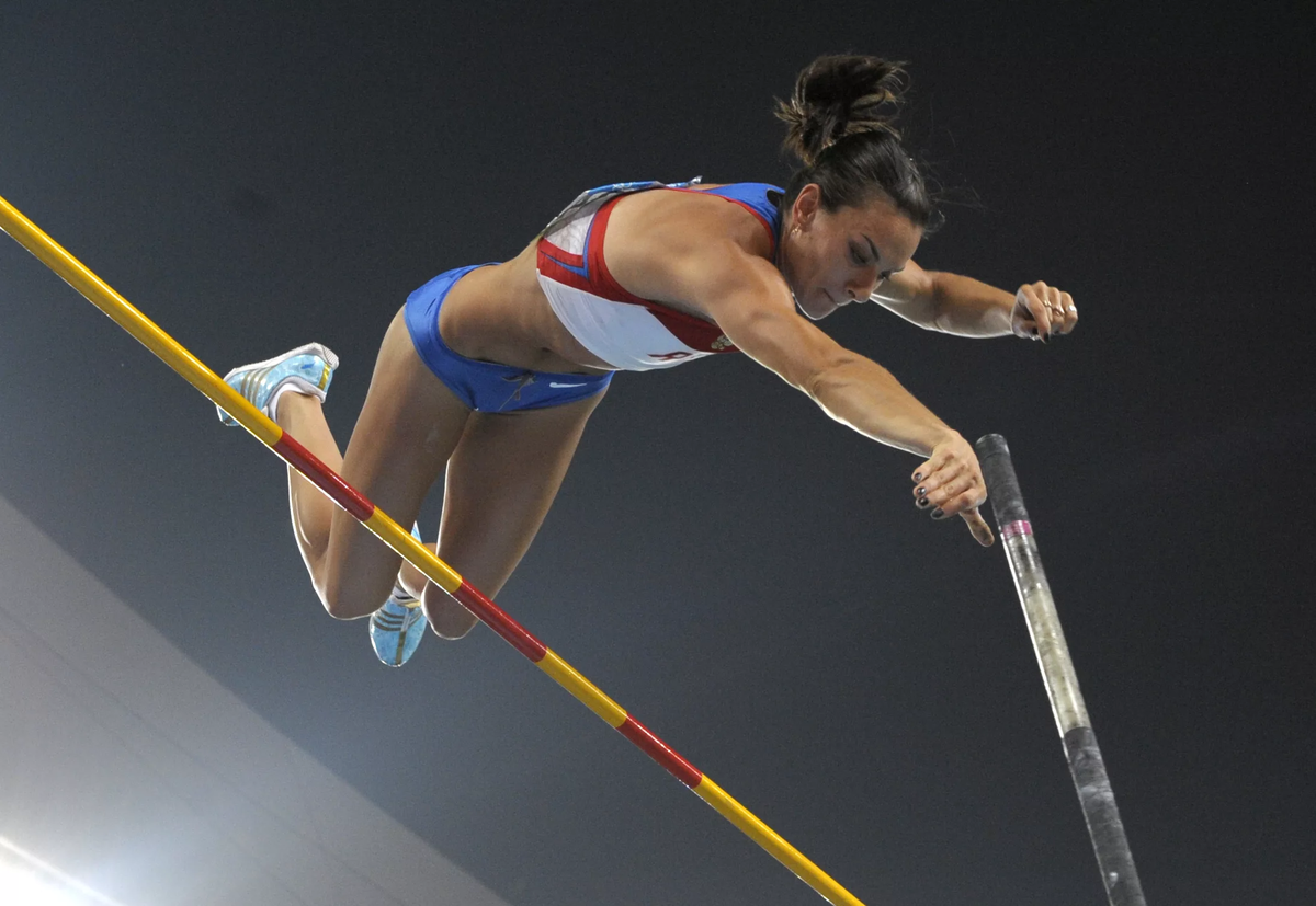 Дали спорт. Елена Исинбаева прыжки с шестом. Елена Исинбаева в прыжке. Елена Исинбаева прыжки в высоту. Елена Исинбаева Олимпийский рекорд.