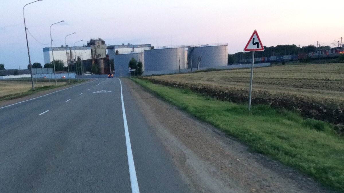 Впереди элеватор, справа едет пассажирский поезд. фото автора