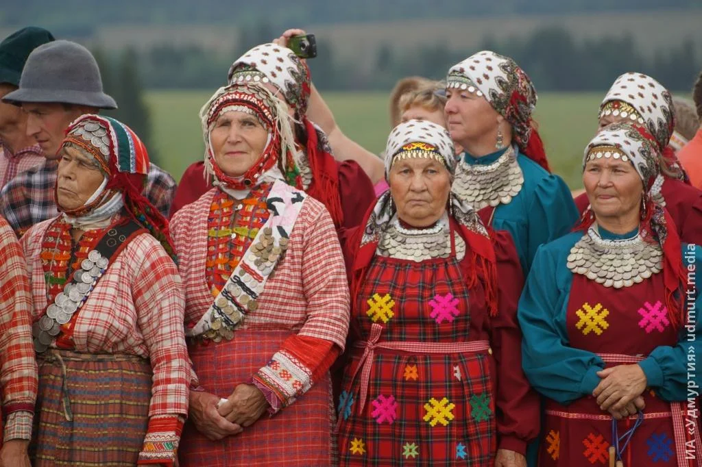 Какое население в удмуртии. Удмурты финно-угорский народ. Уральские удмурты. Народы Урала удмурты. Удмурты вотяки.