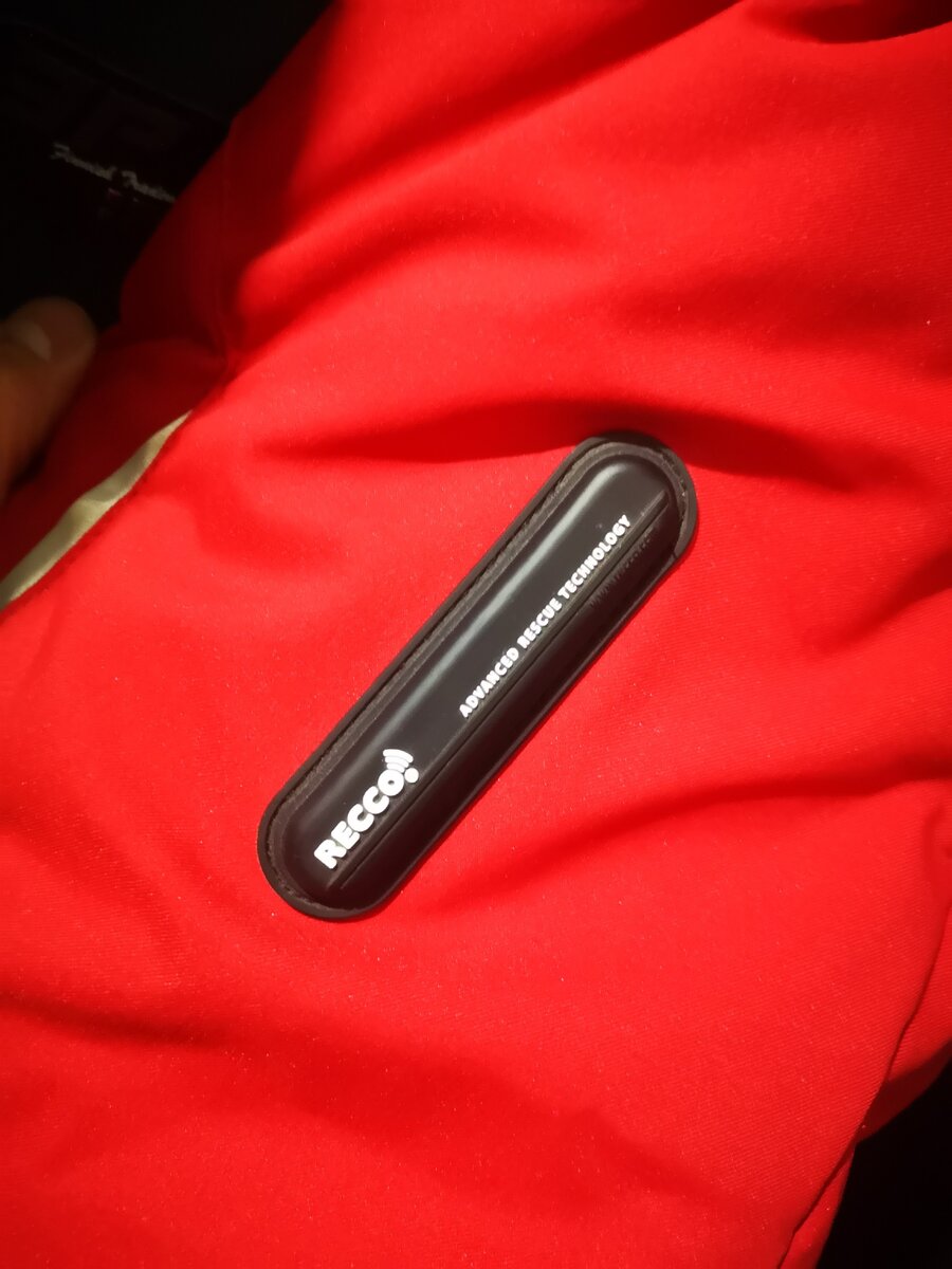 Датчик Recco. В России эта система не работает, если потеряешься в горах, то обладателя куртки спасатели найдут по сигналу этого датчика 