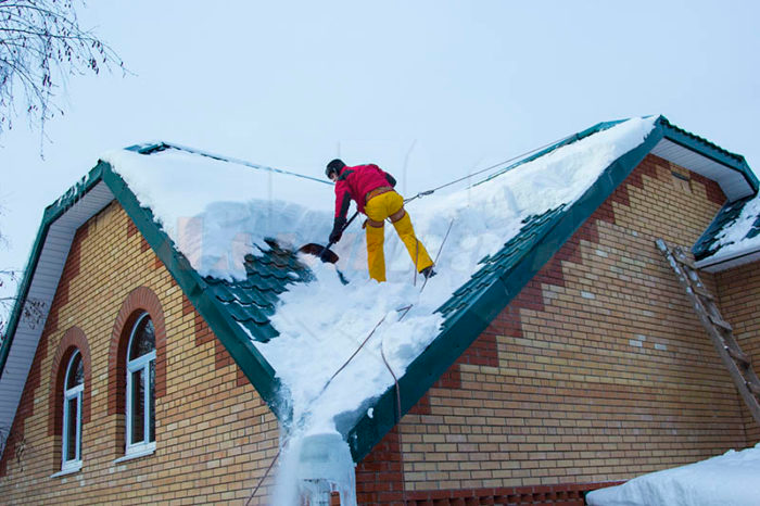 Как убрать снег с крыши