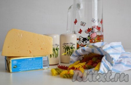 Ингредиенты : 
макароны - 300 г;
твердый сыр - 150 г;
масло сливочное - 30 г;
вода - 400 мл;
соль - по вкусу;
специи (сушеный чеснок, кориандр, орегано, розмарин, паприка) - по вкусу.