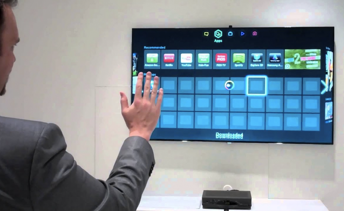 Samsung tv голосовое управление. Управление телевизором жестами. Телевизоры с управлением голосом и жестами. Smart TV управление жестами. Жестовый Интерфейс.