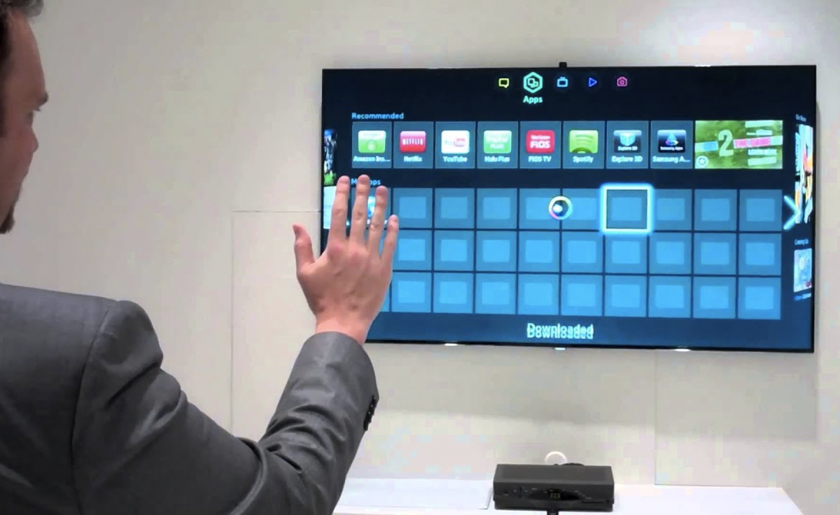Управление жестами телевизором. Телевизоры с управлением голосом и жестами. Жестовый Интерфейс. Телевизор самсунг с управлением жестами.
