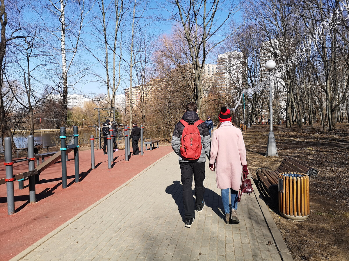 Что происходит на улицах Москвы? Прошёл по парку возле дома, гуляет много пожилых людей.