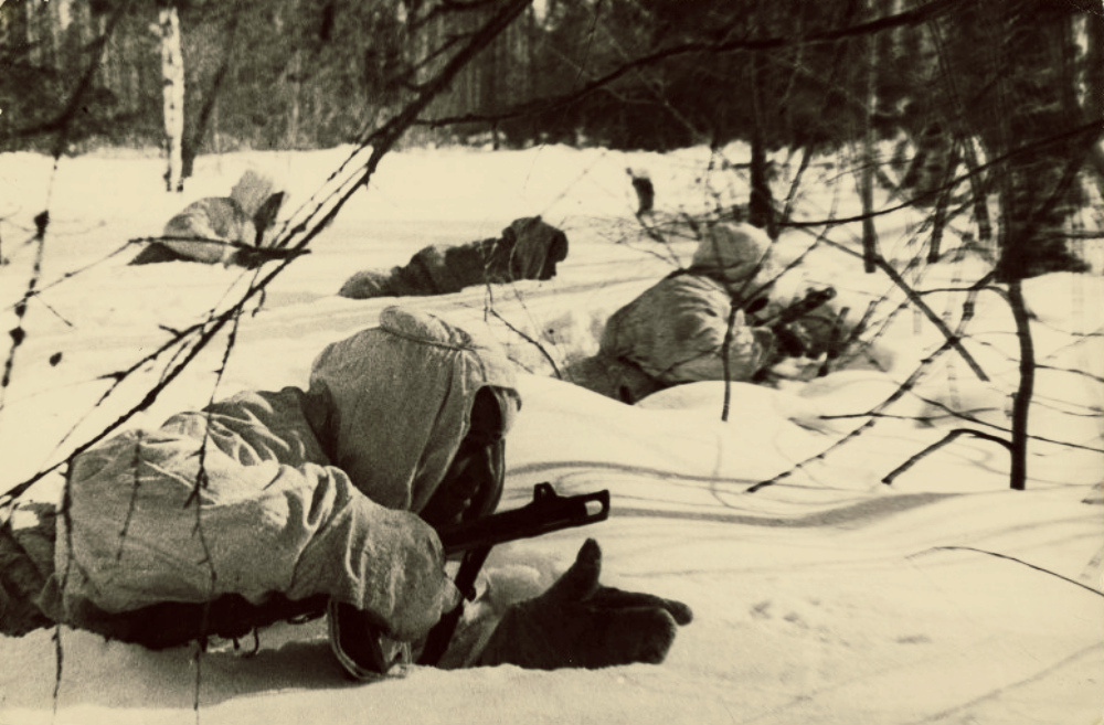 Разведчики-гвардейцы пробираются в тыл врага. 1942 г. Автор: Сергей Коршунов. Фотография использована в качестве иллюстрации.