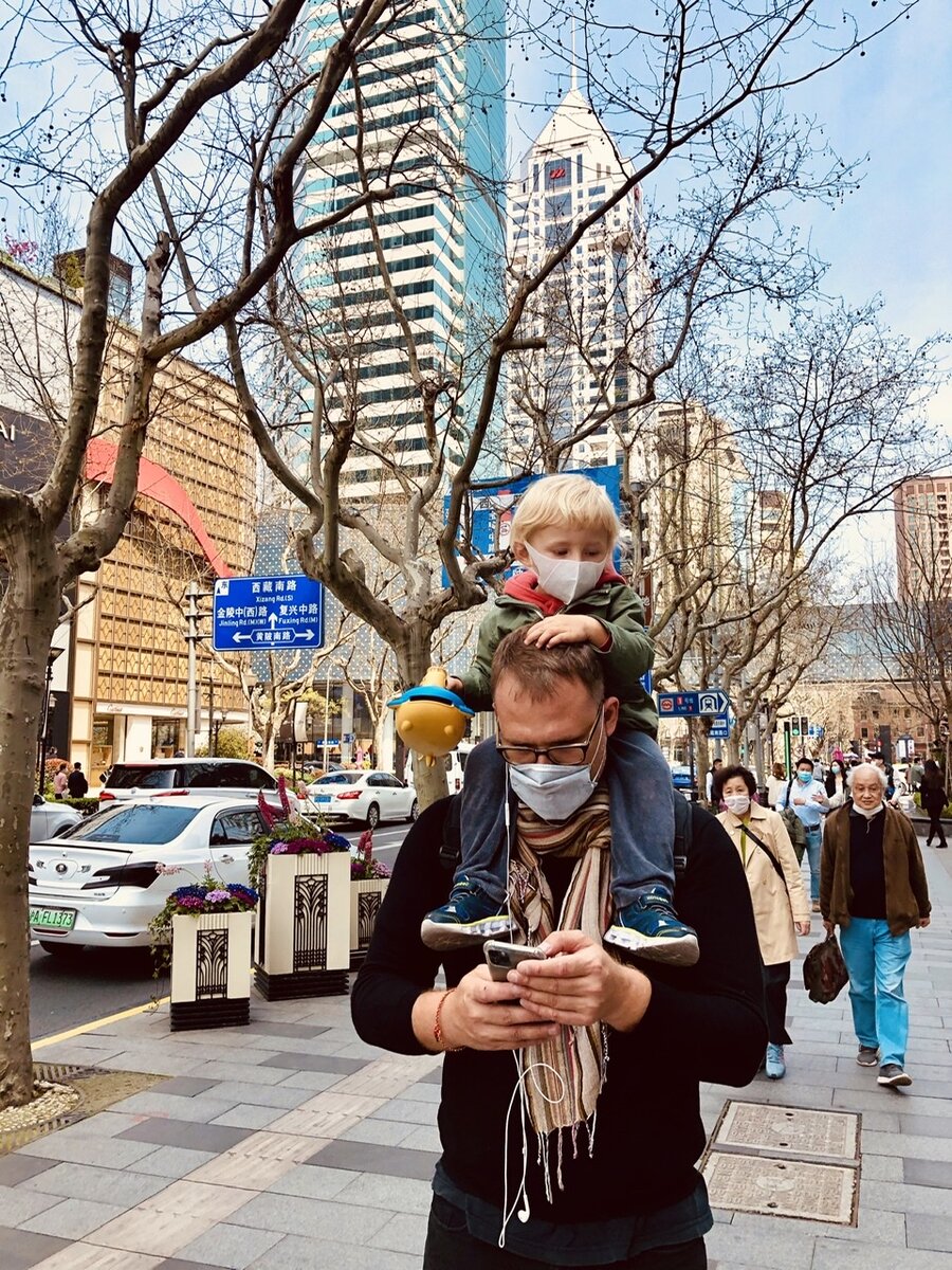 Муж и сын по дороге из магазина. Шанхай 