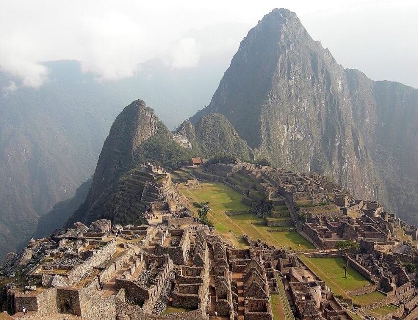 Мачу-Пикчу – загадочный город древнего племени инков, находящийся в Перу. Свое название он получил благодаря американцу Хайрему Бингхему, открывшему его в ходе экспедиции 1911 года. На языке местного индейского племени Мачу-Пикчу означает «старая гора». Также это место известно в качестве «города среди облаков» или «города в небесах». Этот таинственный и живописный уголок раскинулся на недоступной горной вершине высотой около 2450 м. Сегодня священный город возглавляет список памятных мест Южной Америки. 