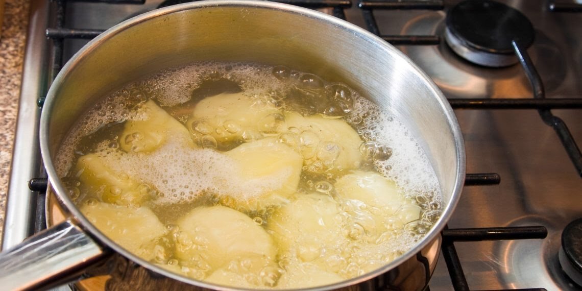 Почему не надо выливать воду из-под картошки